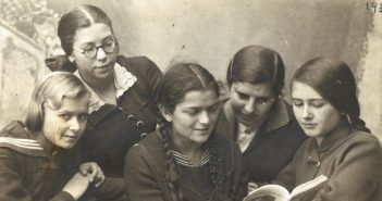 A picture of Polish and Jewish girls in Chelm, Poland, in 1934