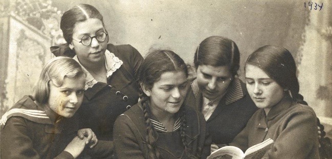 A picture of Polish and Jewish girls in Chelm, Poland, in 1934