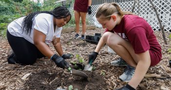 Fordham Students and President Tetlow Partner with Community at Urban Plunge