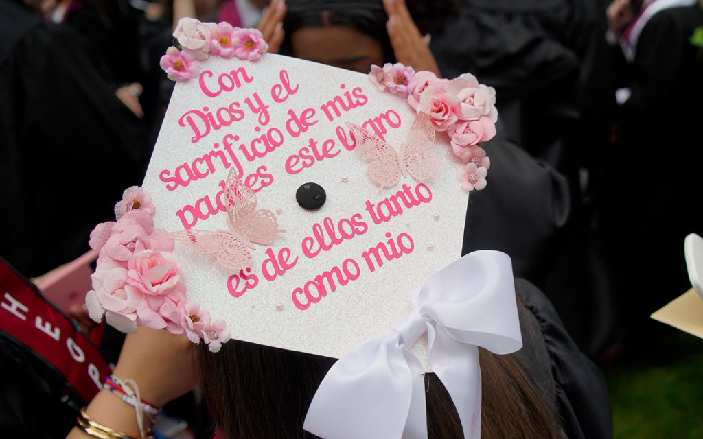 Commencement cap decorated with the message "Con dios y el sacrificio de mis padres este logro es de ellos tanto como mio"